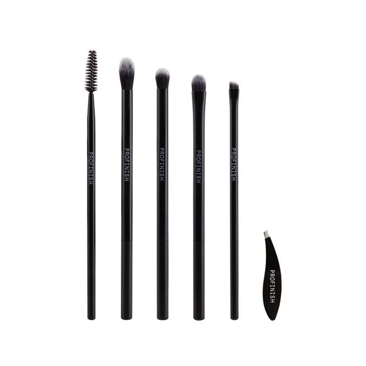 Ultimate Eye Set Cosmetic Brushes in zwart, bestaande uit vijf verschillende kwasten en een pincet voor oogmake-up.