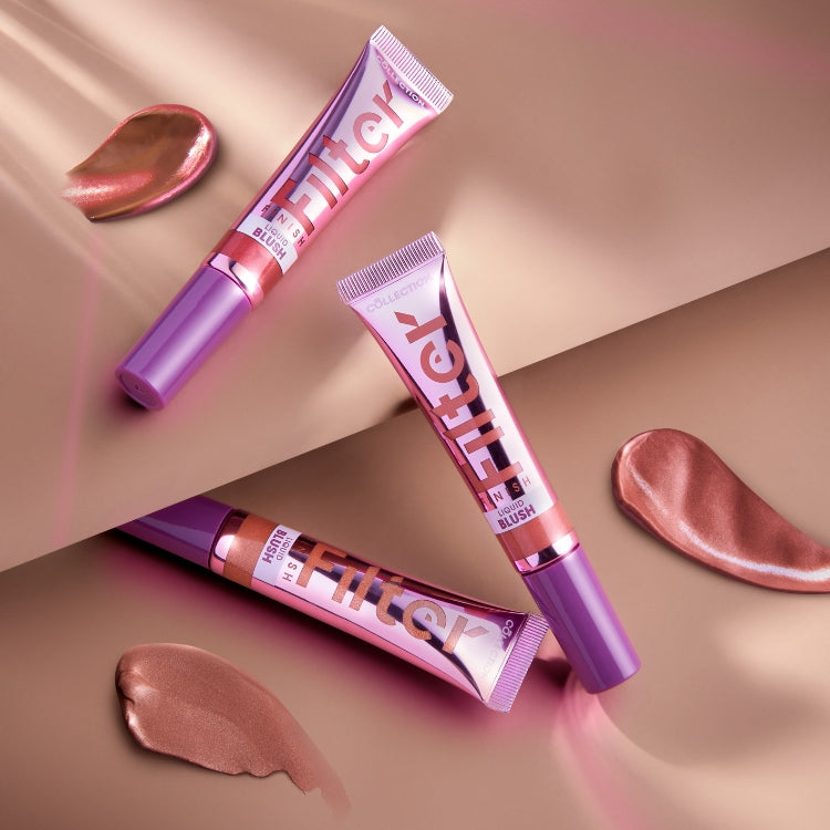 Filter Finish Liquid Blush Light Wand in een paarse verpakking met een glanzende, roestkleurige blush op een neutrale acht...