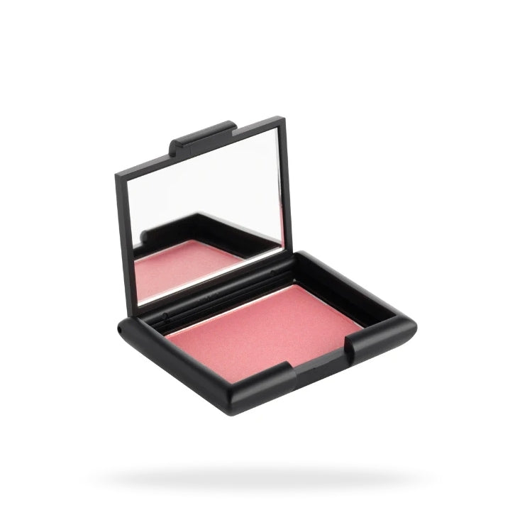 Blush - Pleasure in een compacte zwarte verpakking met een spiegel, zachte roze tint voor een frisse uitstraling.