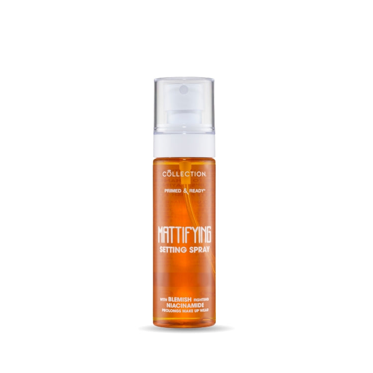 Primed & Ready Mattifying Setting Spray in een transparante sprayfles met oranje inhoud voor een matte finish.