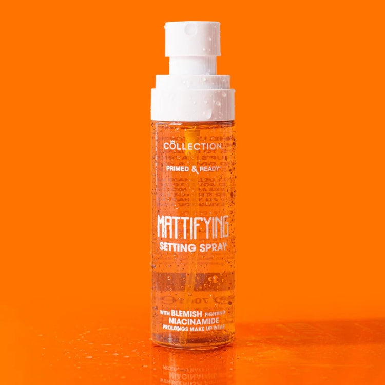 Primed & Ready Mattifying Setting Spray in een doorzichtige oranje verpakking met spraydop, ideaal voor een matte finish.