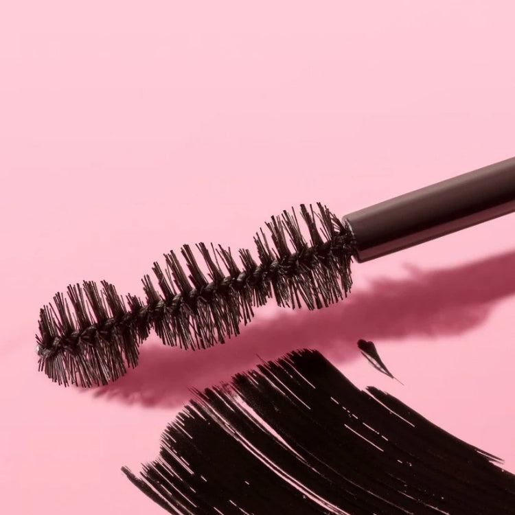 MaXXX Volume Mascara van Collection met een unieke borstel en zwarte formule, perfect voor volumineuze wimpers.