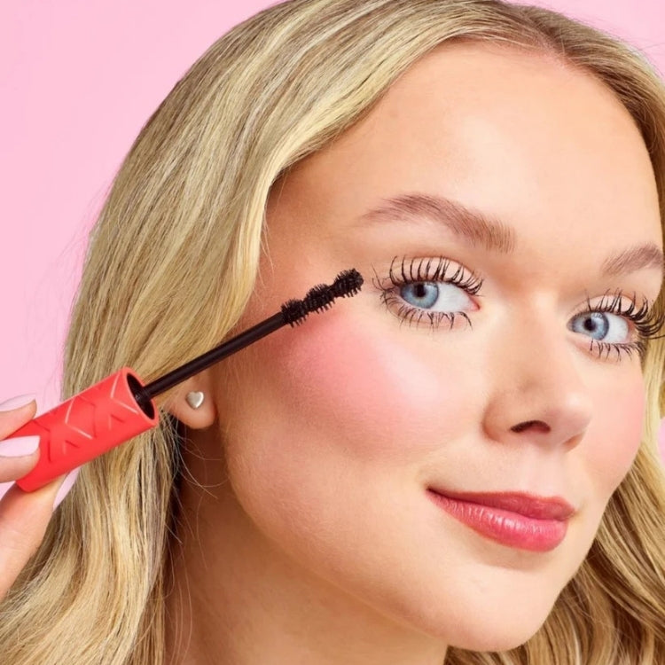 MaXXX Volume Mascara van Collection in een opvallende rode verpakking, aangebracht voor volumineuze wimpers.