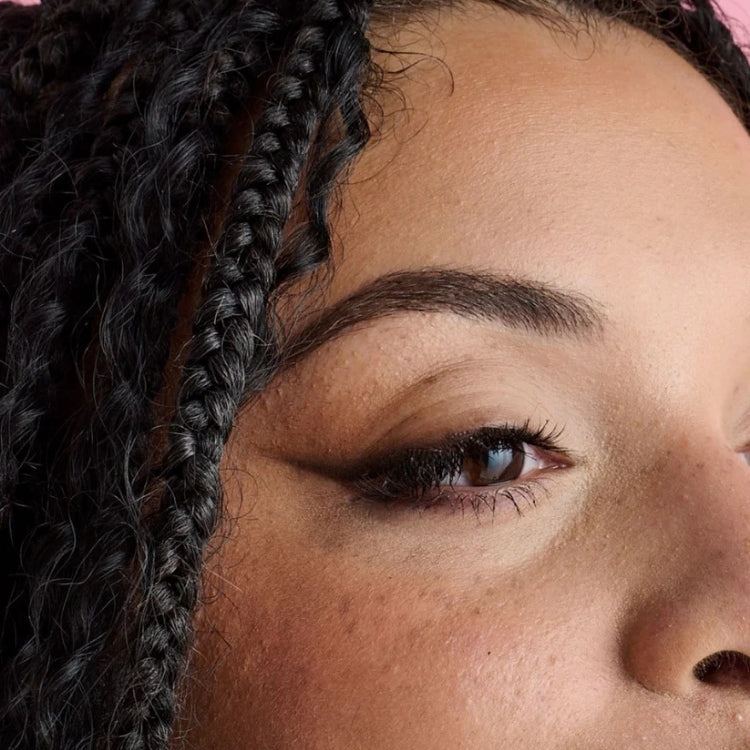 Fast Stroke It's a Dual Eyeliner in zwart, perfect voor een nauwkeurige eyelinerlook met een dubbele punt.