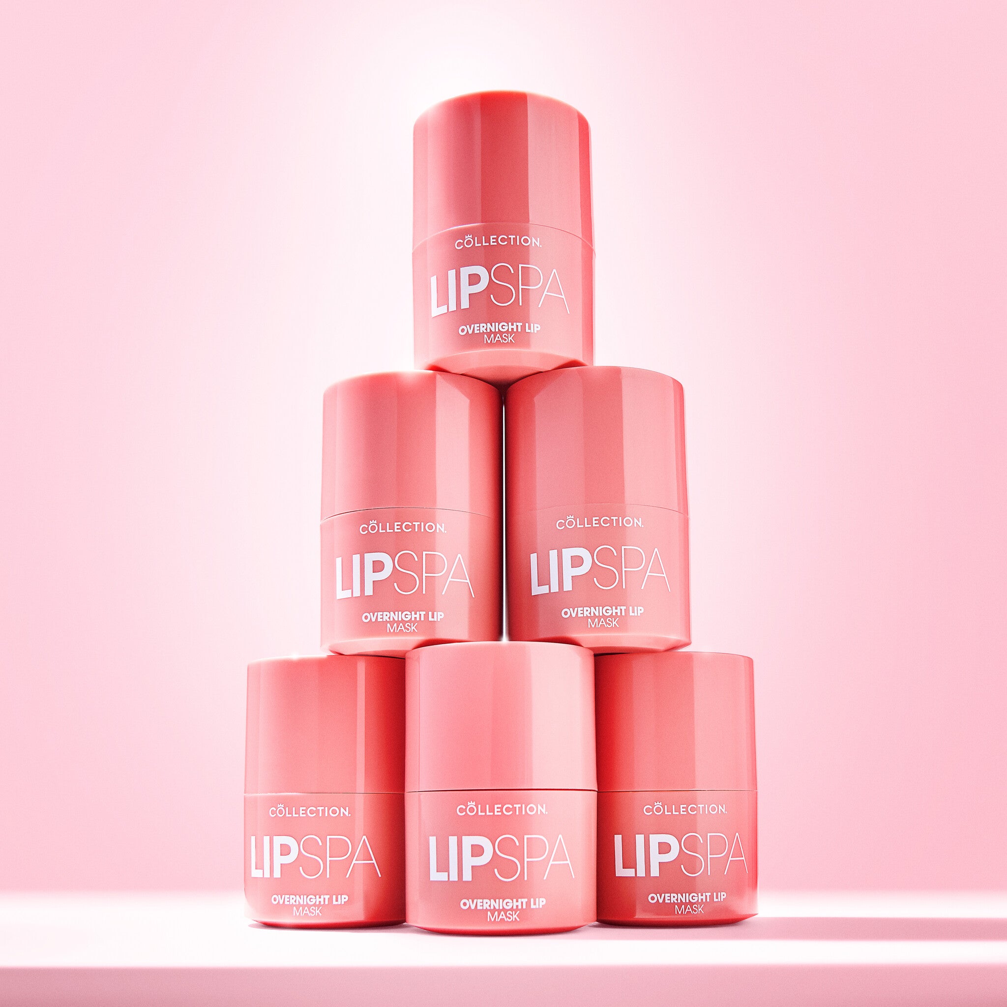 Lip Spa Overnight Lip Mask Sweet Dreams in roze potjes, gestapeld op een zachte roze achtergrond.