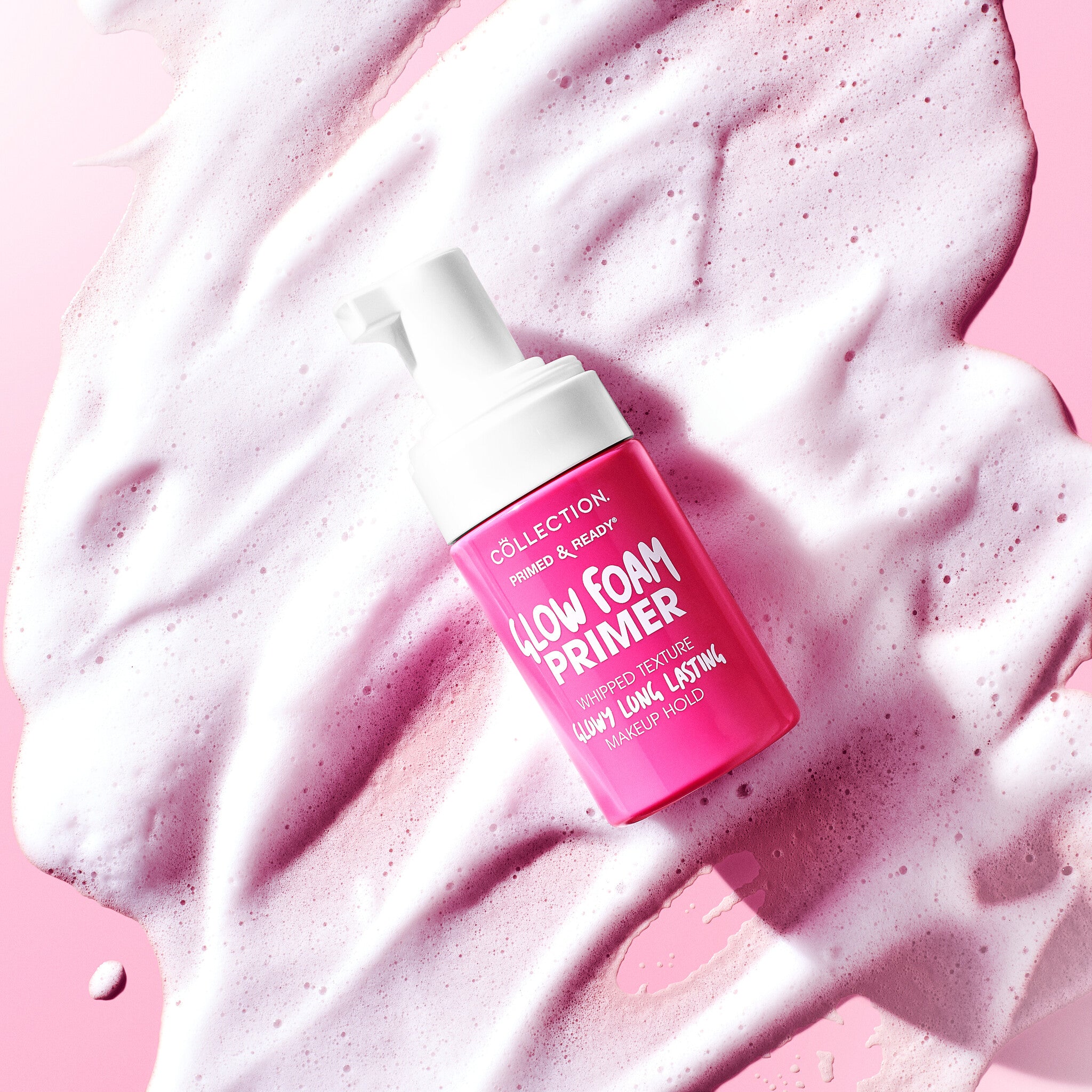 Primed and Ready Glow Foam Primer - Whipped Glow in een roze pompflacon met luchtige, schuimige textuur.