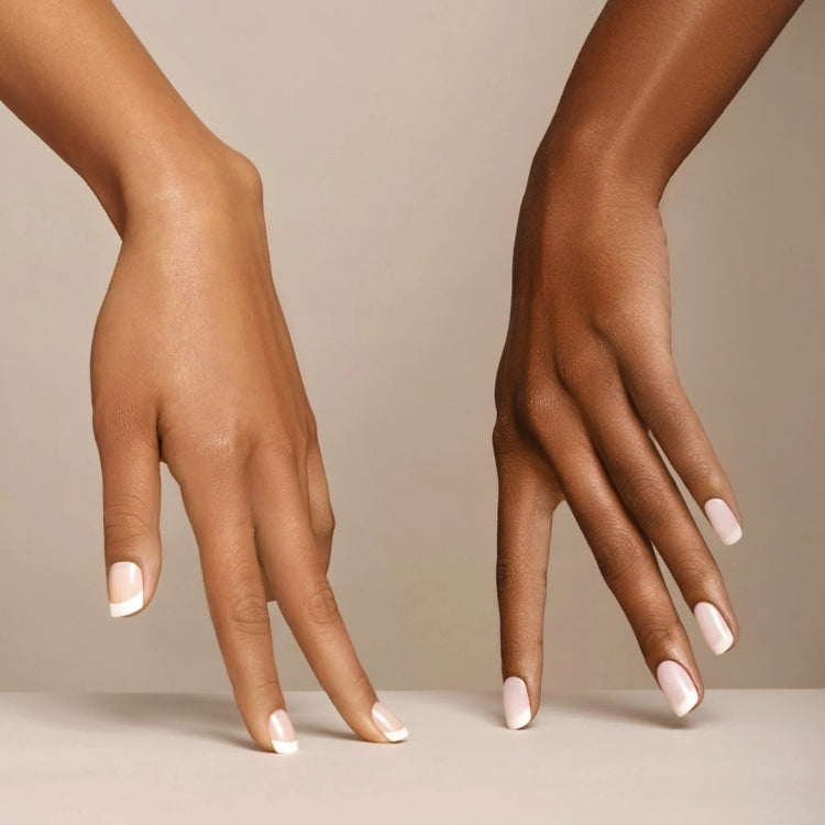 Everlasting French Nail Kit Infinite van Kiss met elegante, natuurlijke nagels in een frisse Franse manicure stijl.