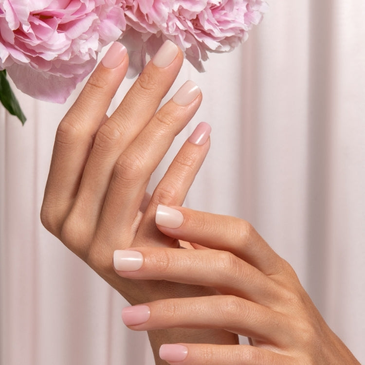 imPRESS Bare but Better - Effortless Finish, natuurlijke nagels in zachte nude tinten, elegant gepresenteerd met bloemen.