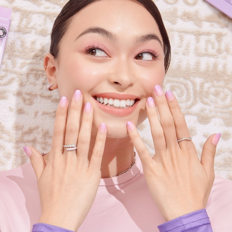 imPRESS Color Nails - Take A Chance in lichtroze, met een model dat vrolijk haar nagels toont.