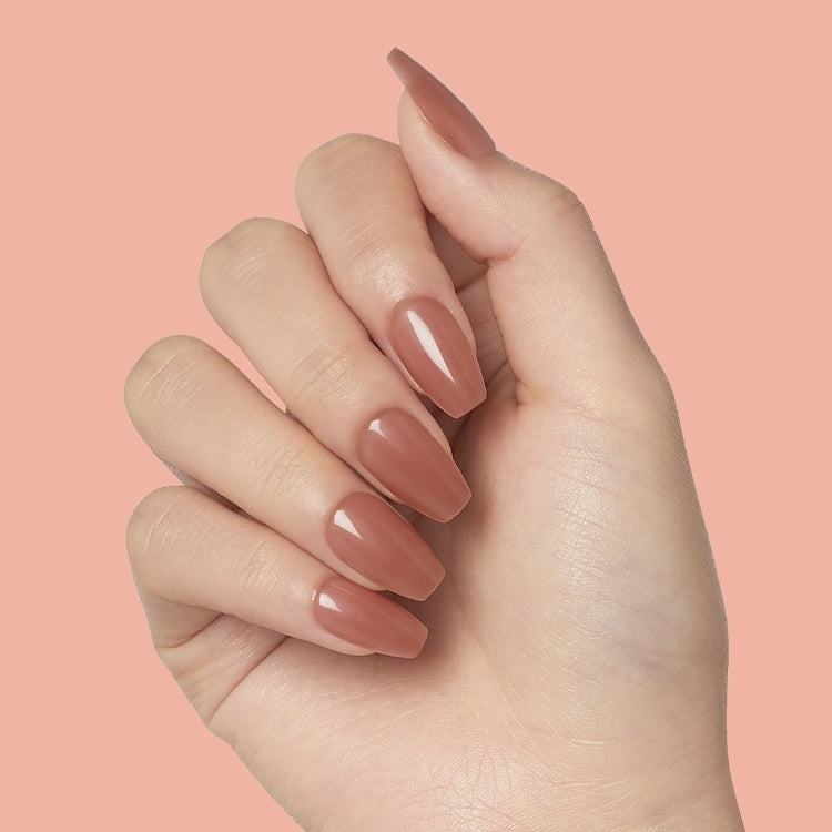 imPRESS Color Bare But Better - Flare, een hand met lange, nude nagels in een glanzende afwerking.
