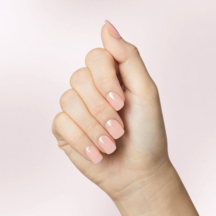 imPRESS Color FX - The Weekends, een hand met natuurlijk roze nagels in een elegante, moderne uitstraling.