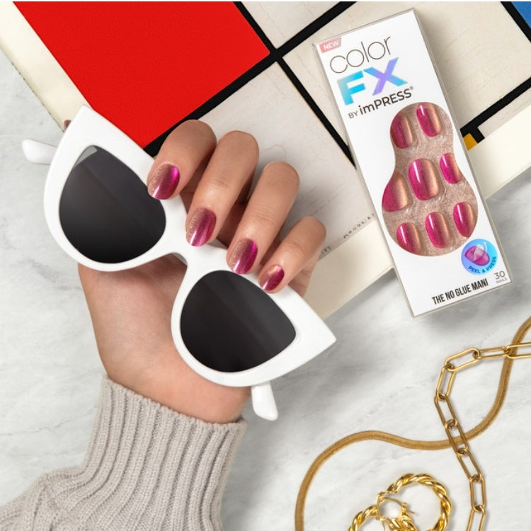 imPRESS Color FX - Walk Out, opvallende paarse nagels met een glanzende afwerking, stijlvol gepresenteerd met zonnebril.