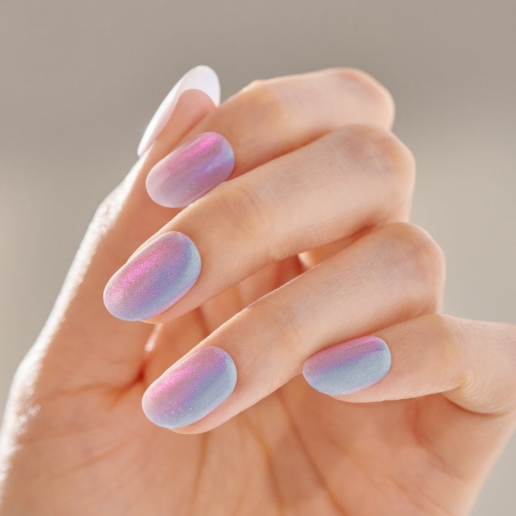 imPRESS Color FX - Fly Up met een ombre-effect in pastelkleuren op een hand met verzorgde nagels.