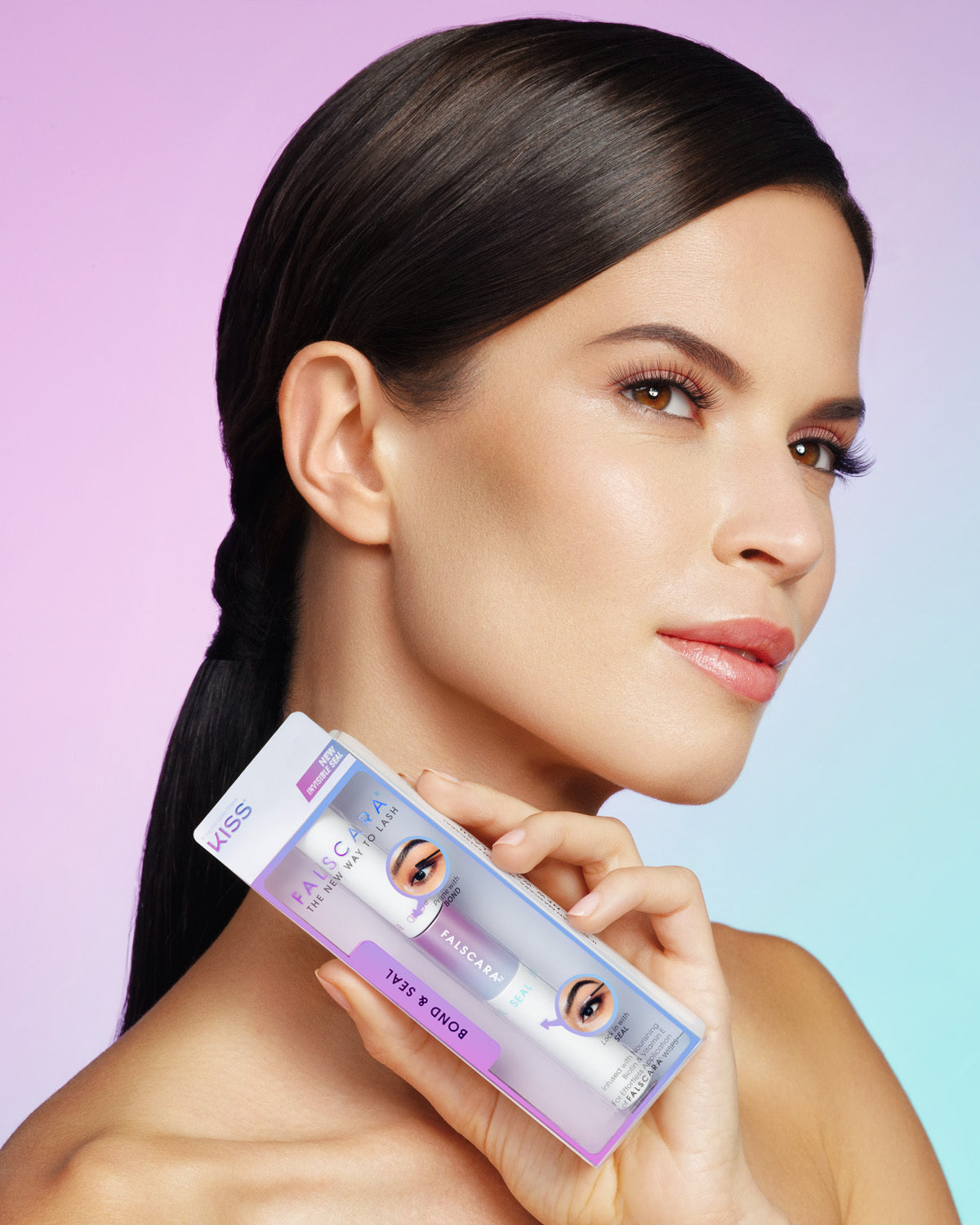 Falscara Lash Adhesive | Clear Bond & Seal in een moderne verpakking met een vrouw die het product vasthoudt.