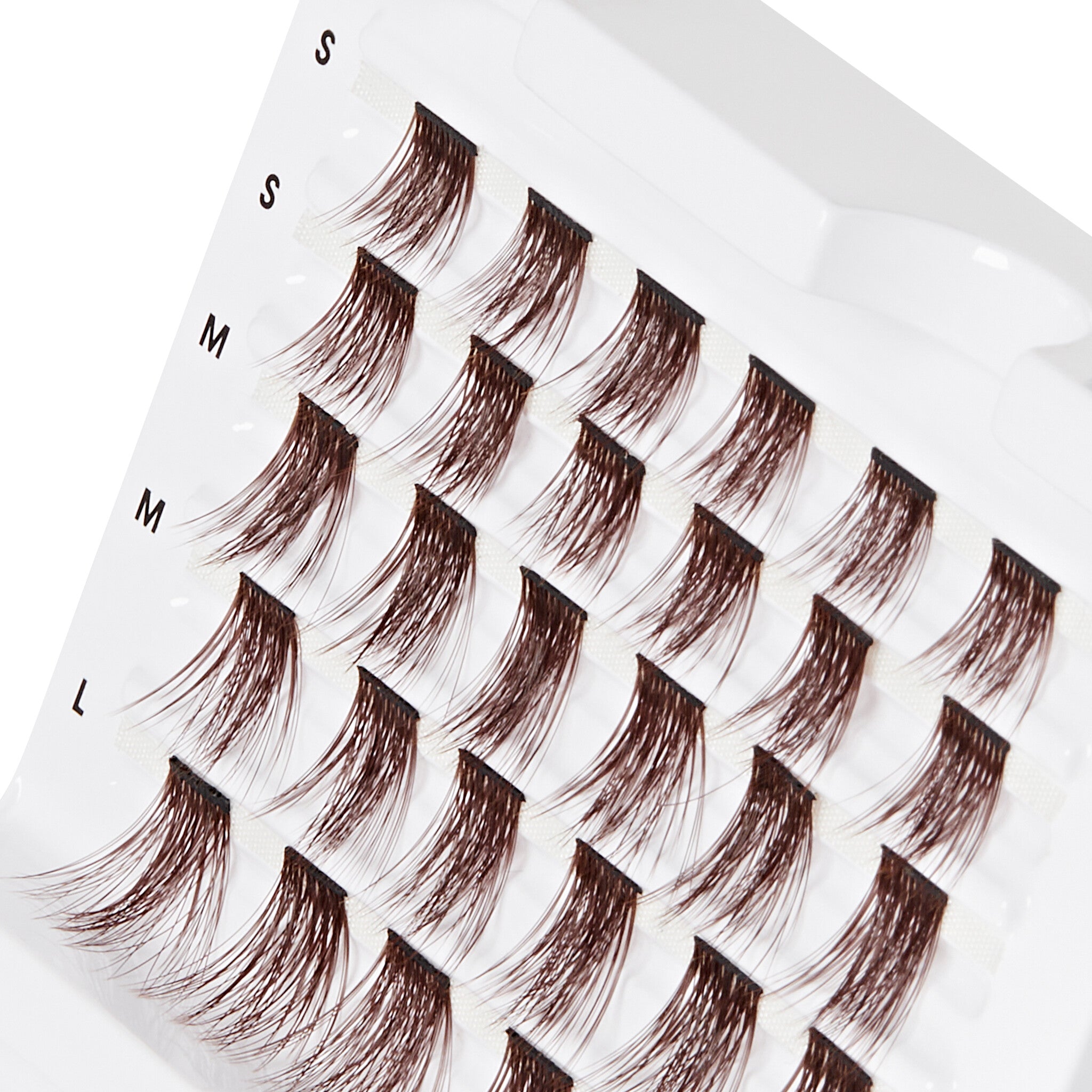 Falscara Wisps 10mm-14mm Mocha, een set bruine wimpers in verschillende lengtes, netjes verpakt in een witte houder.