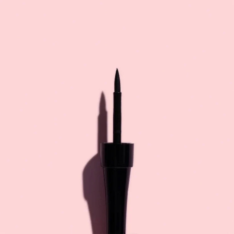 Fast Stroke Eyeliner in zwart met een fijne punt voor precieze applicatie, verpakt in een slanke zwarte huls.