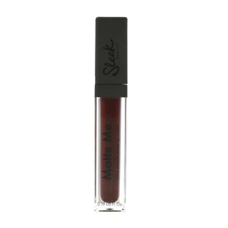 Matte Me Unreal van Sleek, een matte lipkleur in een slanke, doorzichtige verpakking met zwarte dop.