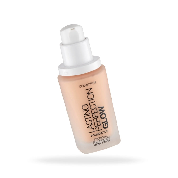 Lasting Perfection Glow Foundation in een transparante fles met pomp, biedt een dewy finish en is licht van kleur.