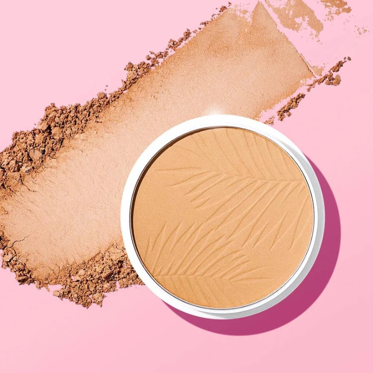 Bronze Glow Matte Powder van Collection, een lichtbruine poeder met een palmbladpatroon in een witte verpakking.