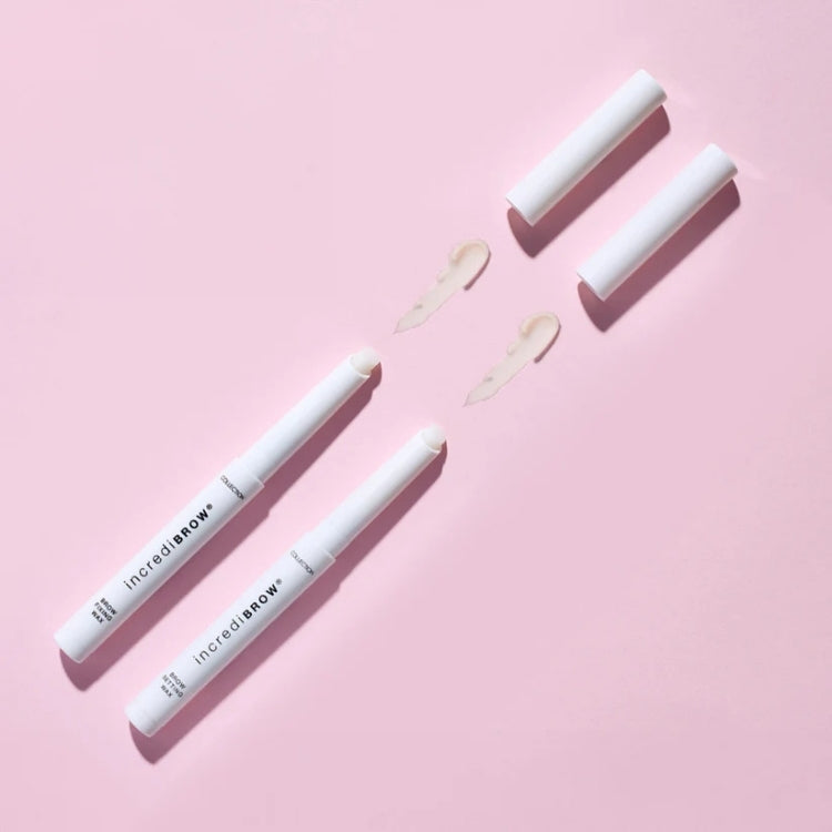 Incredibrow Brow Setting Wax Clear, twee witte tubes met transparante wax voor het fixeren van wenkbrauwen.
