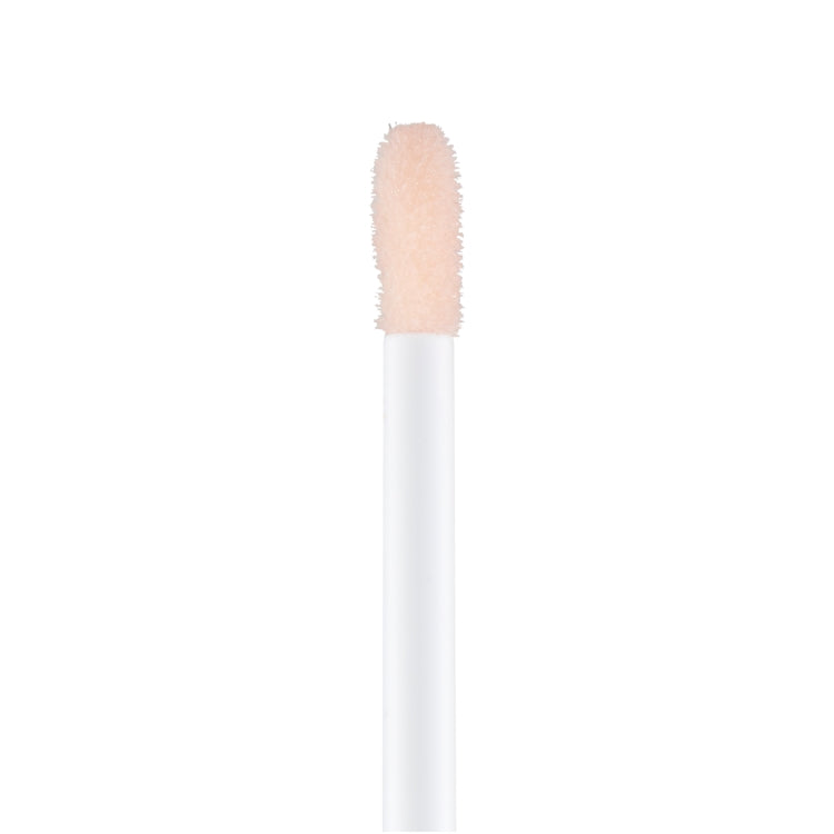 Lip Spa Lip Oil in een slanke, witte verpakking met een zachte applicator voor een glanzende finish.
