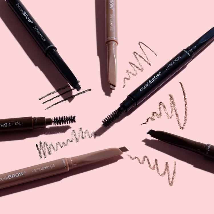 Wenkbrauwpotlood incrediBROW Define Plus – 2-in-1 & spoolie in diverse kleuren met bijbehorende swatches op een roze achte...