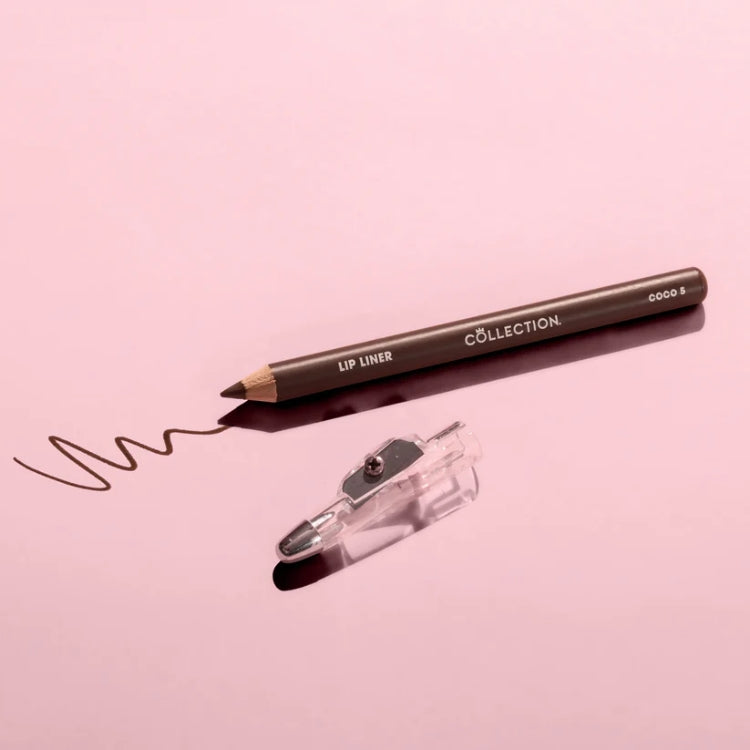 Lip Liner with Sharpener in een bruine tint, inclusief een transparante slijper, op een roze achtergrond.