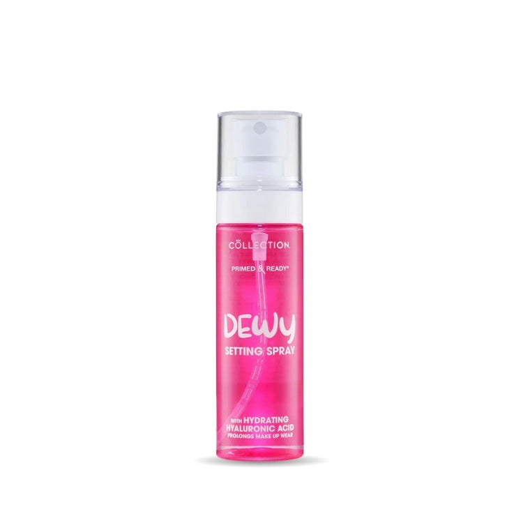 Primed & Ready Dewy Setting Spray in een transparante fles met een felle roze kleur, ideaal voor een stralende finish.