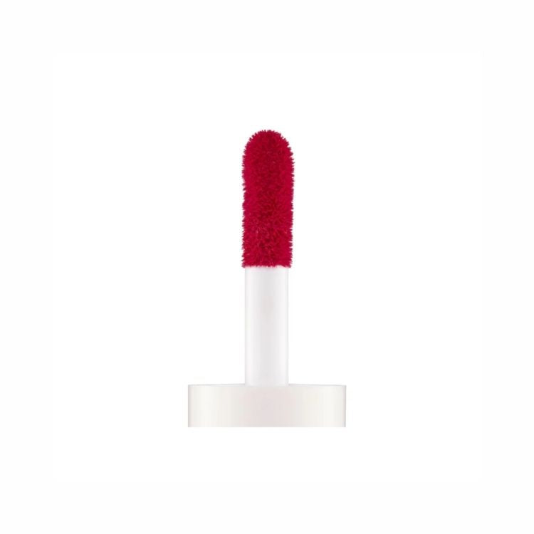 Collection Lip & Cheek Stain in een felle roze kleur met een applicator en een minimalistische witte verpakking.