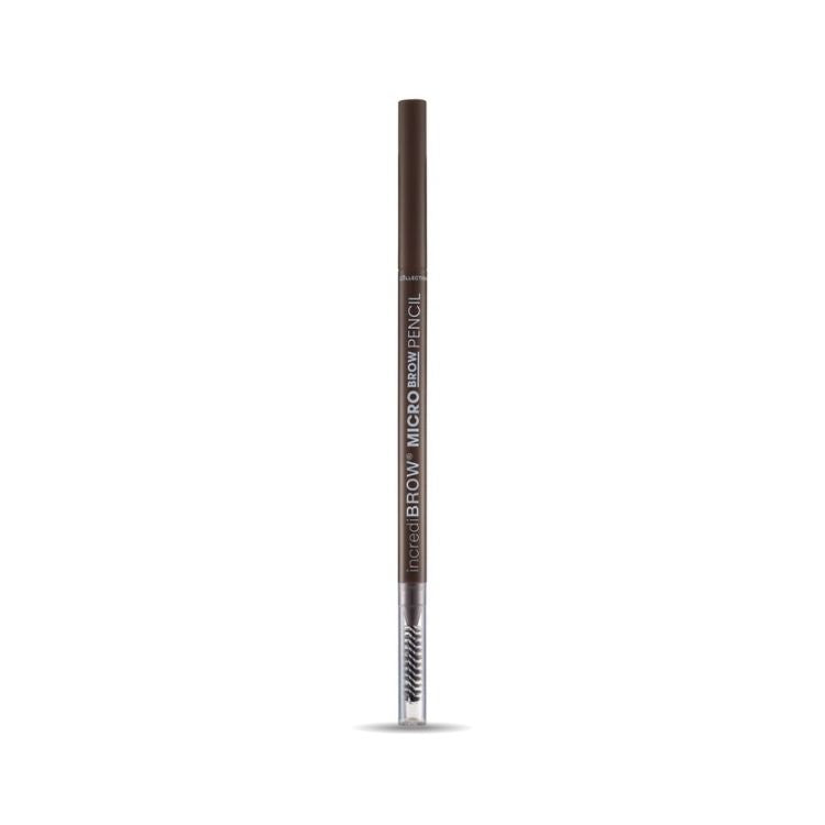IncrediBROW Micro Brow Pencil in een slanke, bruine verpakking met een borsteltje aan de andere kant voor perfecte wenkbra...