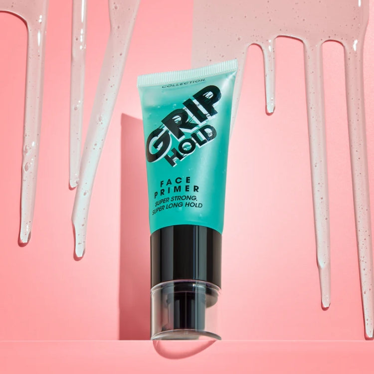Grip Hold Face Primer in een transparante tube met een turquoise kleur en pompdispenser, op een roze achtergrond.