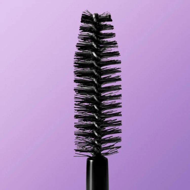 Eyes On Me - Volume Mascara met een zwarte borstel voor extra volume en lengte van de wimpers.