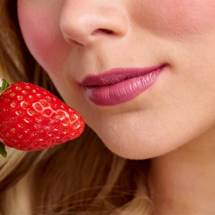 Glaze High Colour Liquid Lipstick in een zachte paarse tint, aangebracht op een lip met een glanzende afwerking.