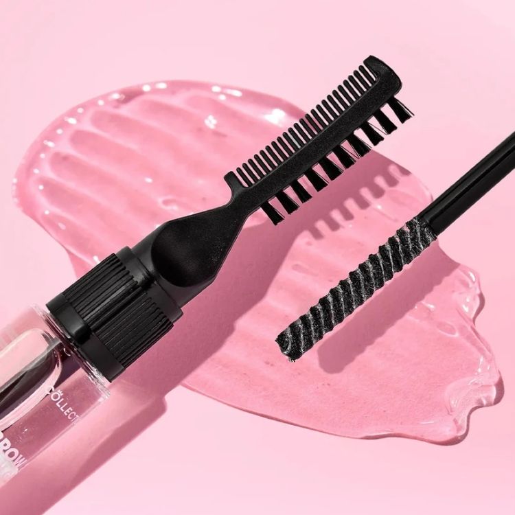 Colour Lash Brow & Lash Gel in een transparante verpakking met zwarte applicators en een roze gelachtige substantie.